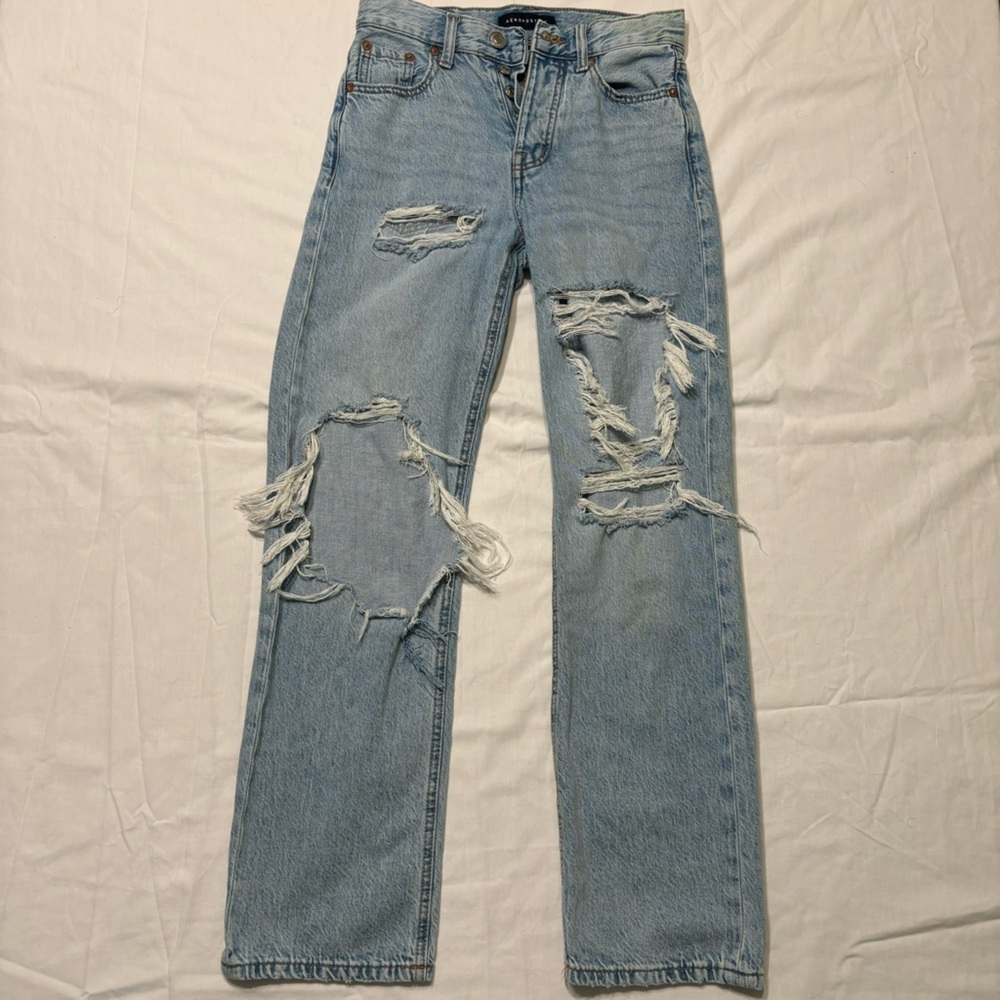 Aeropostale light wash ripped 90’s baggy jeans. Size 000.